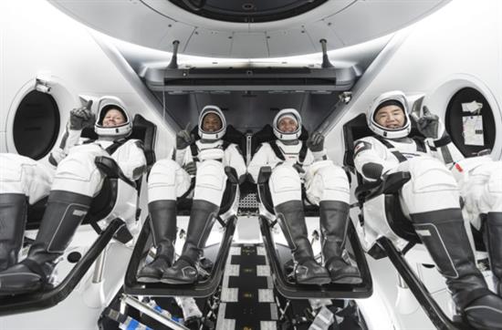 从左到右依次是NASA宇航员Shannon Walker，Victor Glover，Michael Hopkins以及日本宇航员Soichi Noguchi，他们在SpaceX载人龙飞船上进行飞船设备接口培训。